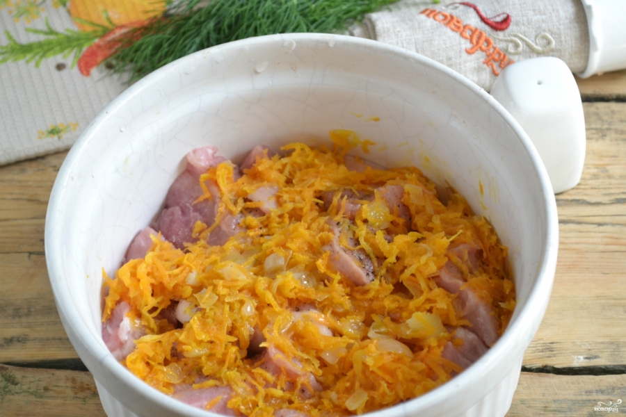 Мясо в духовке со сметаной