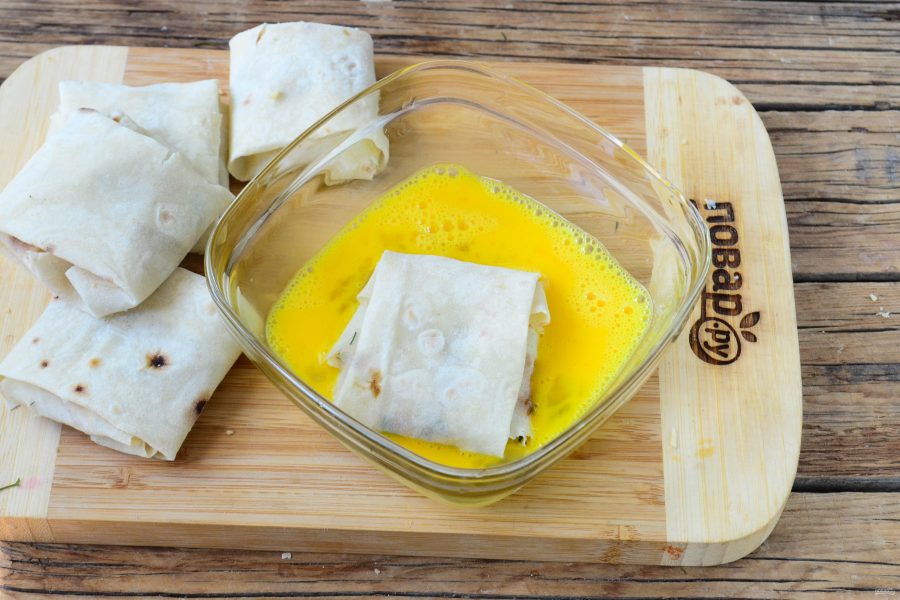 Конвертики из лаваша с сыром и помидорами