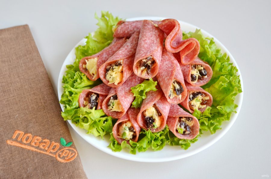 Рулетики салями с начинкой