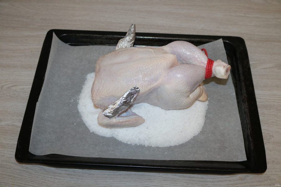 Курица, запечённая на соли в духовке