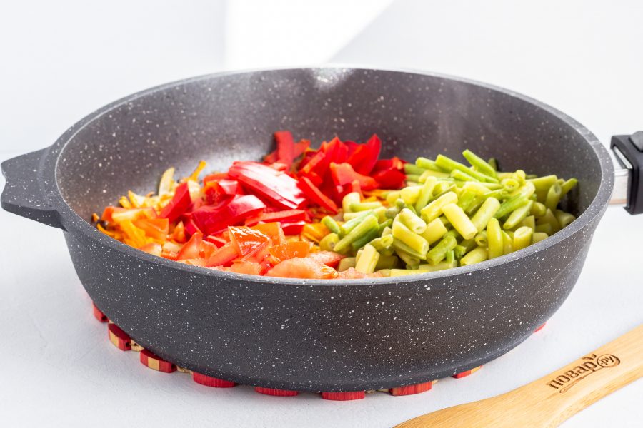 Тушеные желудки с овощами
