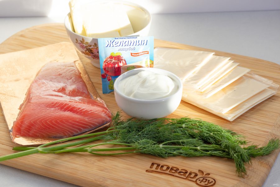 Сырный рулет с лососем на Новый год