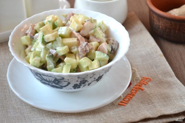 Салат "Морской коктейль" с креветками и кальмарами