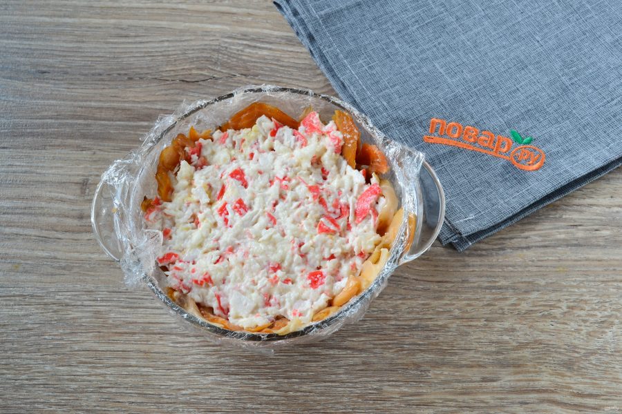 Закусочный торт с крабовой начинкой