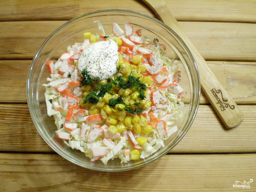 Салат с крабовыми палочками и кукурузой