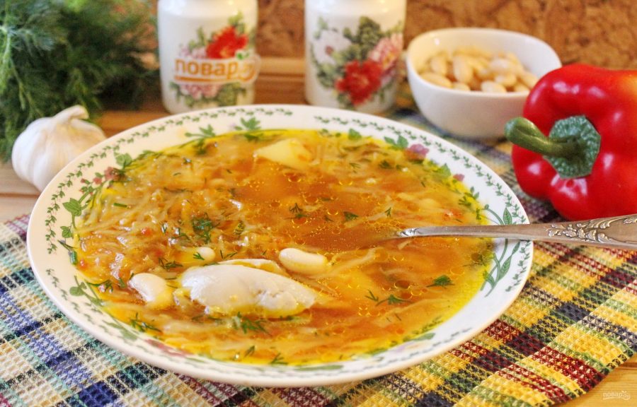Борщ с курицей и фасолью