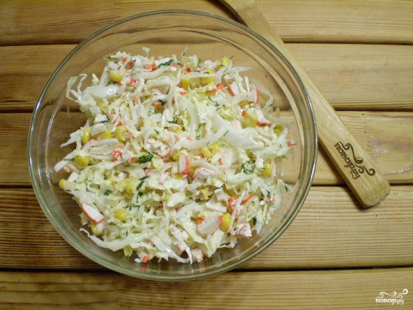 Салат с крабовыми палочками и кукурузой