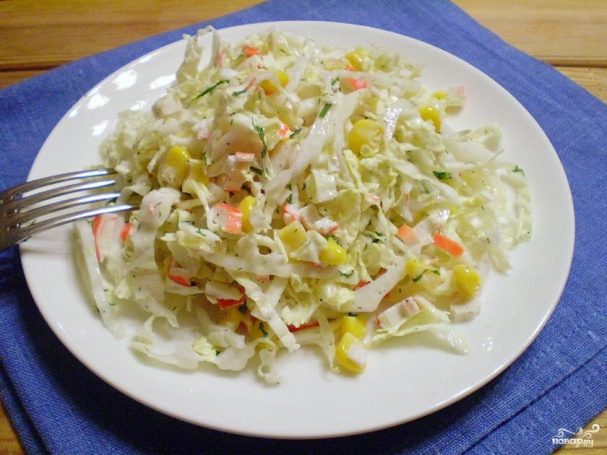 Салат с крабовыми палочками и кукурузой