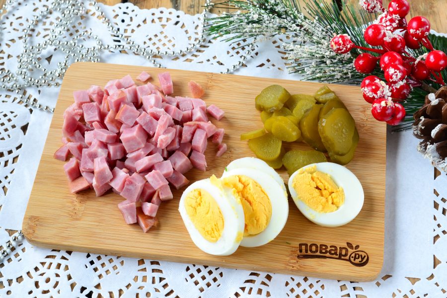 Двухцветное заливное с ветчиной и маринованными огурцами