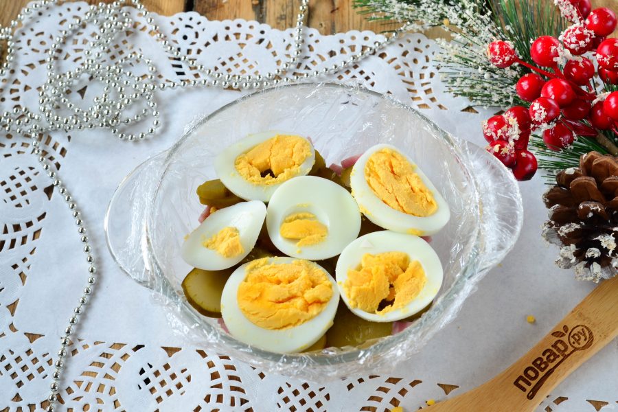 Двухцветное заливное с ветчиной и маринованными огурцами