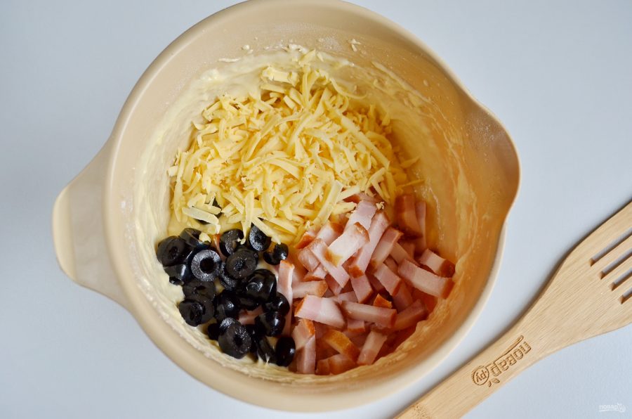 Закусочный кекс с беконом и маслинами