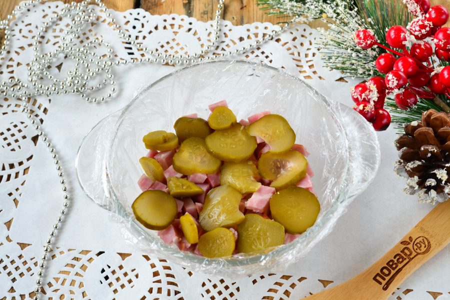 Двухцветное заливное с ветчиной и маринованными огурцами