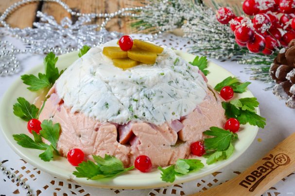 Двухцветное заливное с ветчиной и маринованными огурцами