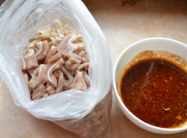 Маринованные свиные ушки