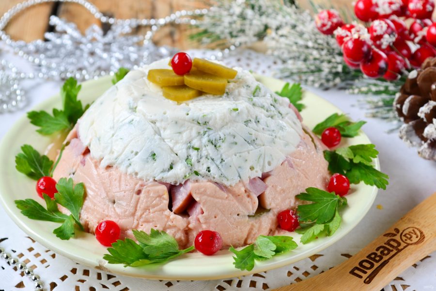 Двухцветное заливное с ветчиной и маринованными огурцами