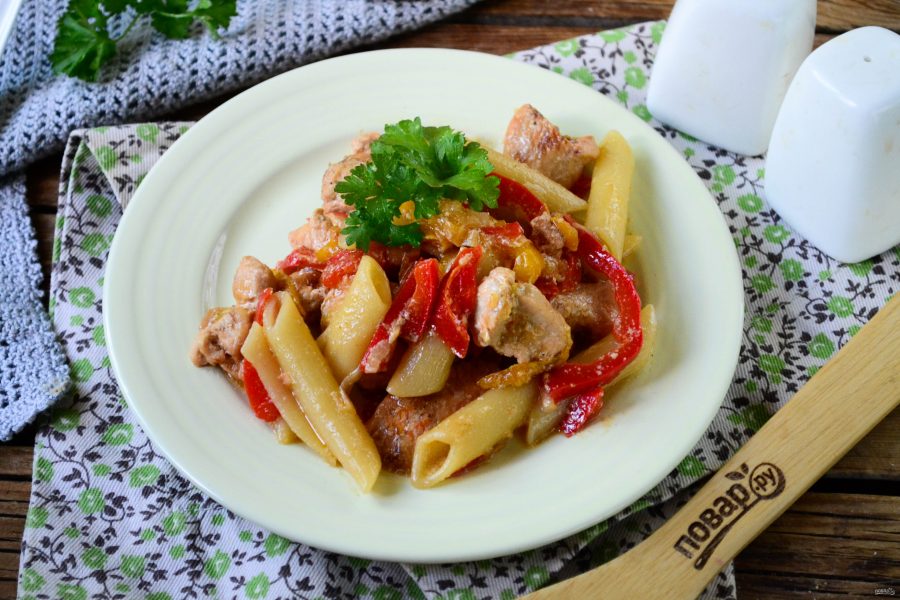 Макароны "Пенне" с курицей по-мексикански