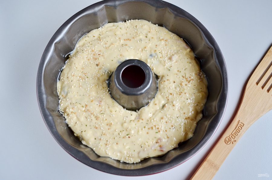 Закусочный кекс с беконом и маслинами
