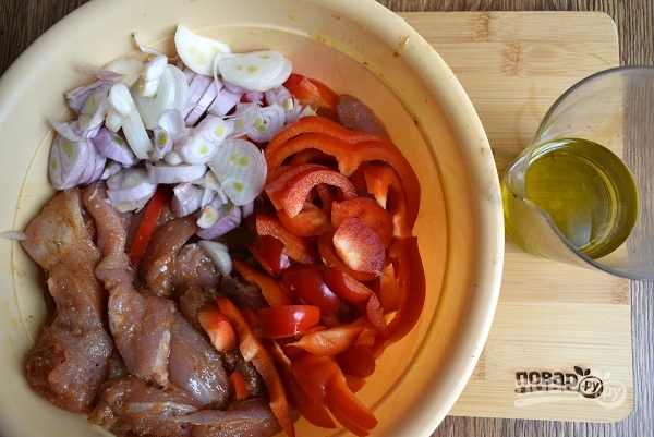 Курица с рисом и овощами в фольге
