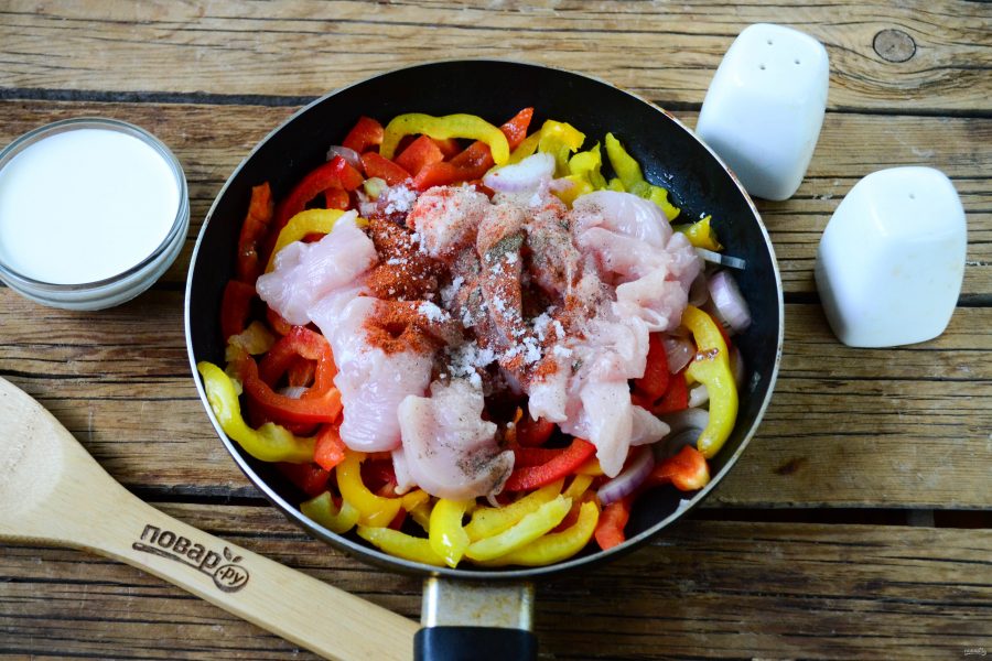 Макароны "Пенне" с курицей по-мексикански