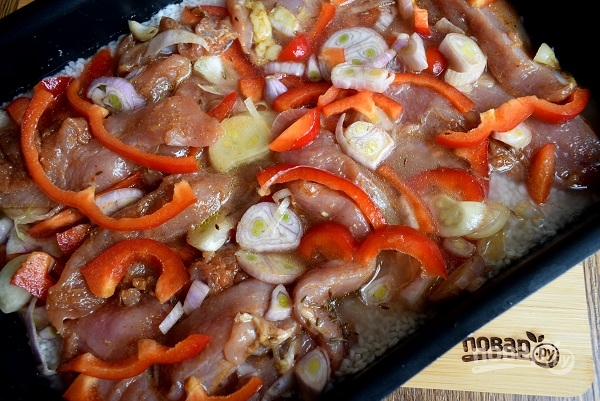 Курица с рисом и овощами в фольге