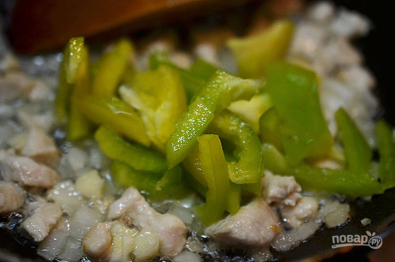 Закусочные трубочки с курицей и овощами