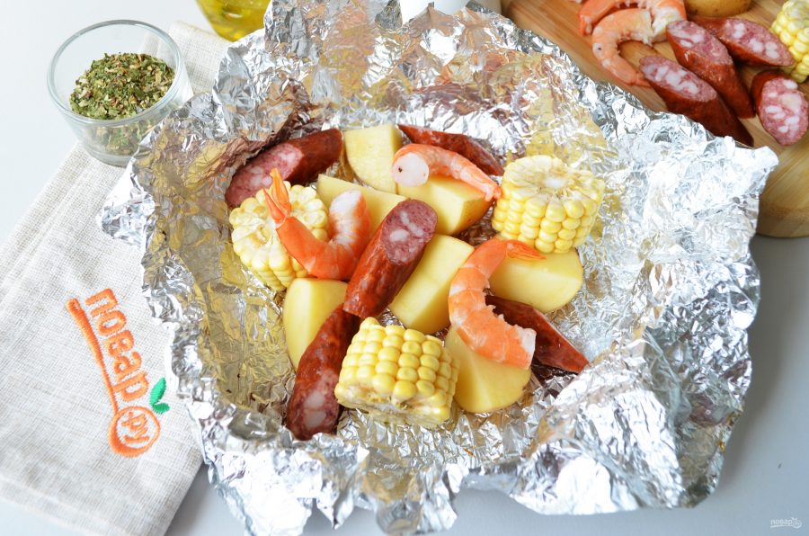 Креветки с картофелем и кукурузой в фольге