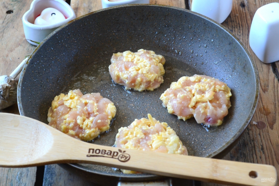 Рубленые шницели из курицы с сыром