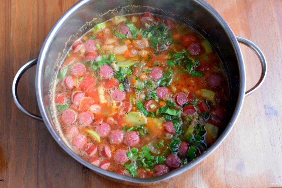 Зимний фасолевый суп с колбасками
