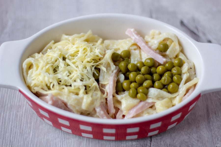 Паппарделле с ветчиной, сыром и зеленым горошком
